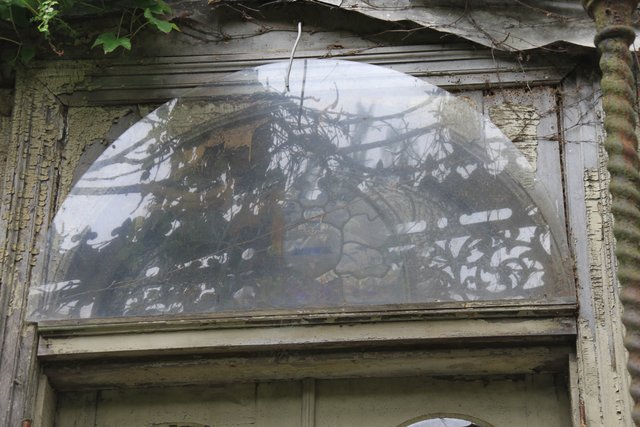 Über der Tür, die zum Garten führt, ist noch das Wappen der früheren Besitzer (Familie von Düring) zu erkennen