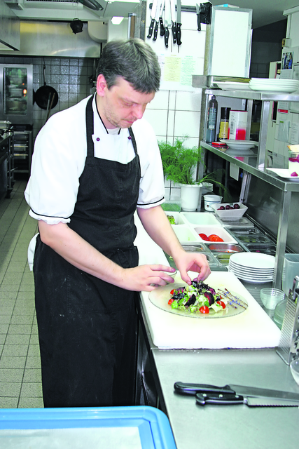 Chefkoch Frank Meyer ist für die Landhausküche, die modern intepretiert wird, zuständig