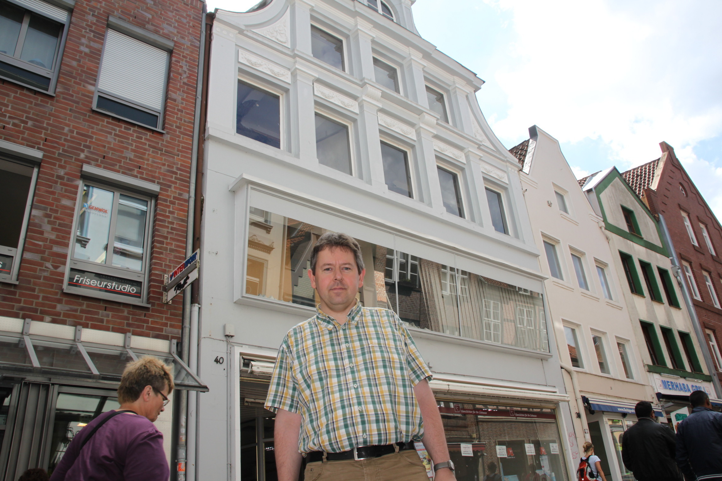"Die Stadt muss für den Schutz und die Pflege des Baudenkmals sorgen": Historiker Robert Gahde vor Haus an der Hökerstraße 40, das abgerissen werden soll