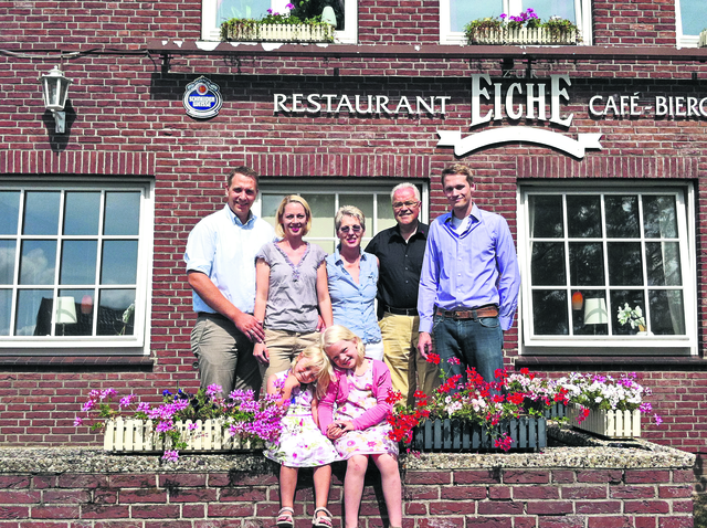 Freuen sich auf die Gäste (v. li.): Jens und Christine Buchholz mit ihren Töchtern Mia und Lene (vorne),  Annette und Hans-Joachim Stöver und Jan Philip Stöver | Foto: oh