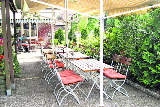 Auch die Gartenterrasse wurde mit neuem Mobiliar  ausgestattet und ist ein attraktiver Platz zum Verweilen