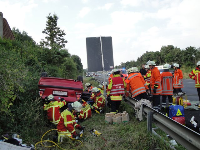 Die Feuerwehren aus Ohlendorf und Maschen retteten den eingeklemmten Autofahrer aus diesem verunfallten Fahrzeug | Foto: Matthias Köhlbrandt, Gemeindepressesprecher FF Seevetal