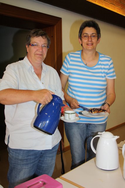 Hatten das Kuchenbüfett im Griff: Petra Menke (li.) und Anke Carlsson vom Schützenverein Garlstorf