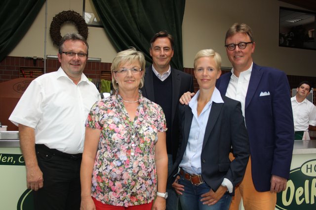 Bernd und Rita Oelkers (v. li.) begrüßten David McAllister sowie Michaela und Michael Gross-Brömer auf Hof Oelkers