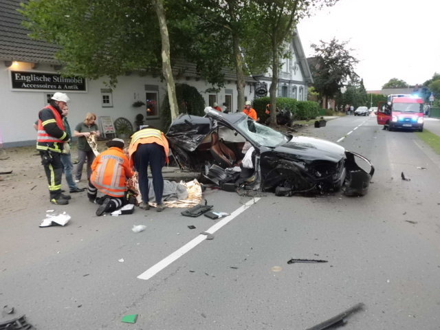 Zwei der drei Fahrzeuginsassen konnten nicht mehr geholfen werden