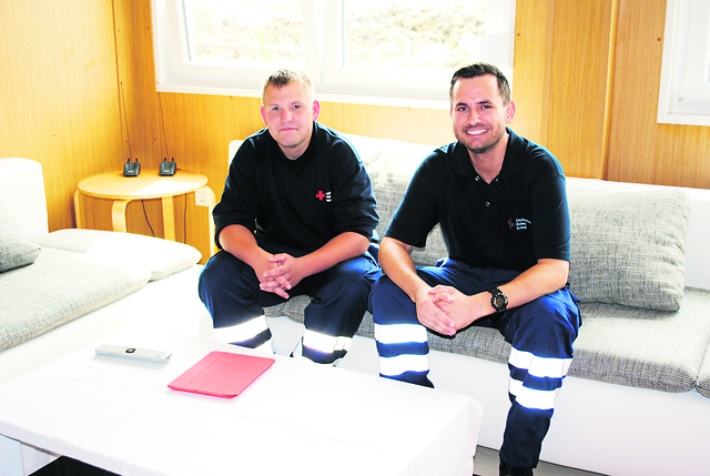 Auch sie "schieben" Schichtdienst im Stützpunkt: die Rettungsassistenten Alexander Riwaldt (li.) und Oliver Kielhorn
