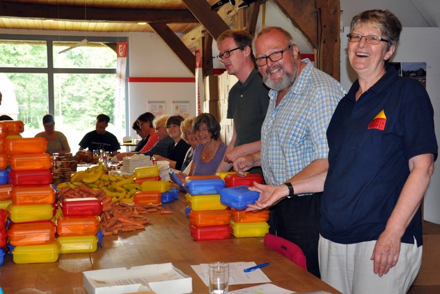 Einen Tag zuvor wurden die Dosen von ehrenamtlichen Helfern gefüllt