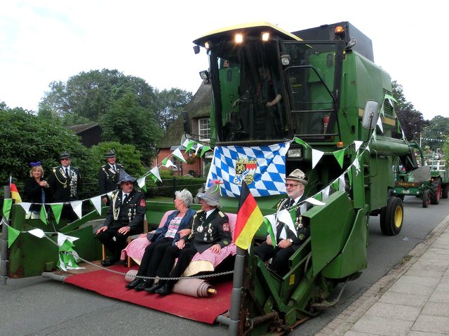 Der alte König Franz "der Weltenbummler" Bauernfeind wurde mit einer Fahrt auf dem Mähdrescher verabschiedet | Foto: oh