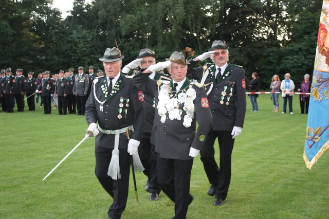 Einmal noch an den Schützen vorbei: der alte Schützenkönig Franz "der Weltenbummler" Bauernfeind