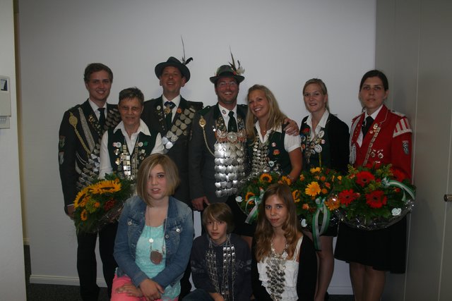 Der neue Hofstaat in Steinkirchen (oben v. li.): Jungschützenkönig Dennis Ropers, Beste Dame Elvira
Hauschildt, Bester Mann Gerd Dehmel, Schützenkönig Jens Baumgarten, Königin Frederike Borgmann, Jungschützenkönigin Katharina Schuback, Spielmannszugkönigin Ina Stechmannn (unten v. li.) Jugendkönigin Neele Blome, Kinderkönig Andre Nissen,
Kinderkönigin Ann-Kathrin Heinrich