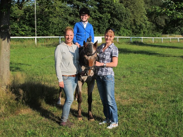 Die beiden Vorsitzenden Mirja Albrecht (li.) und Gaby Kaschube-Tietze. Auf „Jolly Jumper“ Stella Albrecht (10)