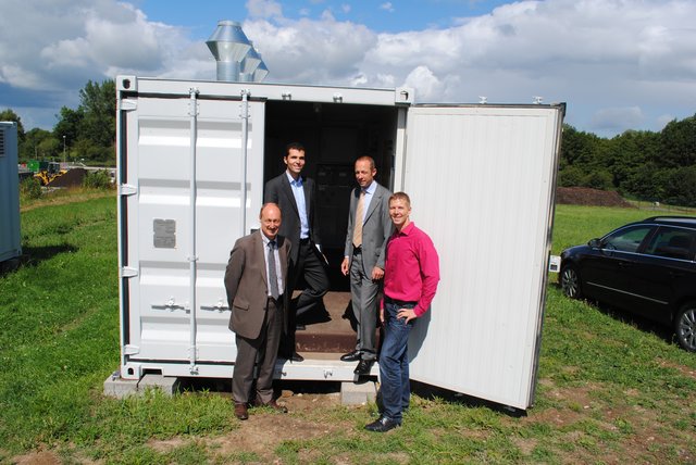 Vor dem Stromcontainer (v. li.): Rolf Roth, Björn Athmer, Dr. Björn Hoppenstedt und Lars Grambauer