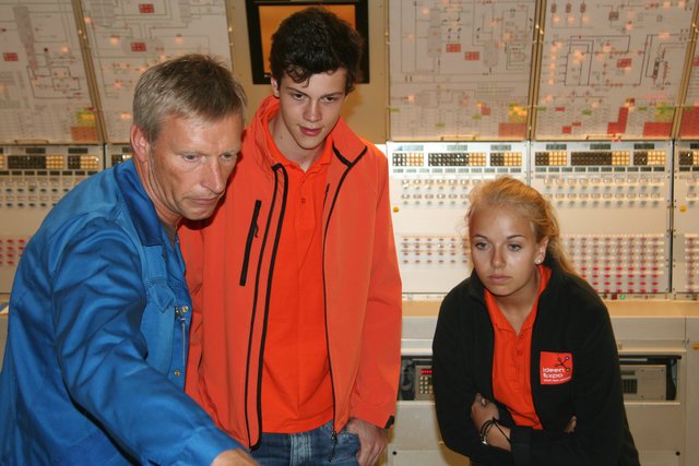 Dow-Mitarbeiter Rainer von Holt erklärt den "IdeenExpo"-Botschaftern Frederic Tausch und Isabel Rother, wie die Produktion gesteuert und überwacht wird | Foto: DOW