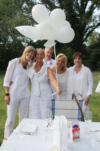 Hatten Spaß beim "Weißen Dinner" (v. li.): Janine Mischur, Karin Mischur, Thomas Höfner, Manuela Strübing und Andrea Höfner