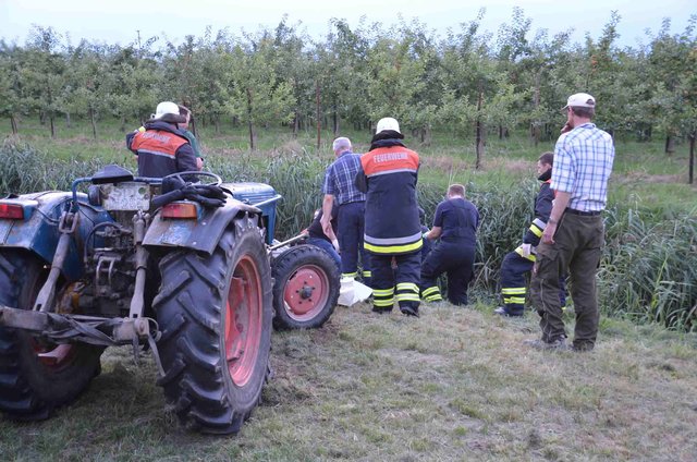 Retter im Einsatz: Der Trecker war in den Graben gerutscht und "begrub" den Erntearbeiter unter sich | Foto: Polizei Stade