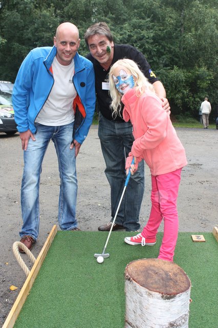Emily (7) probierte Minigolf aus, beobachtet von Rolf Schekerka (Mi.) und Björn Jülich