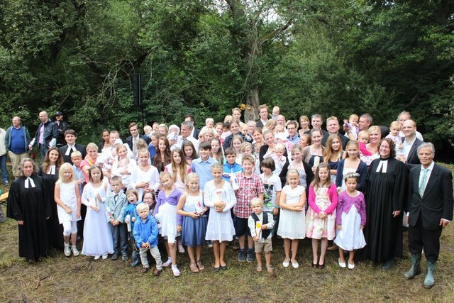 Große Gruppe: Alle Täuflinge mit den sechs Pastoren