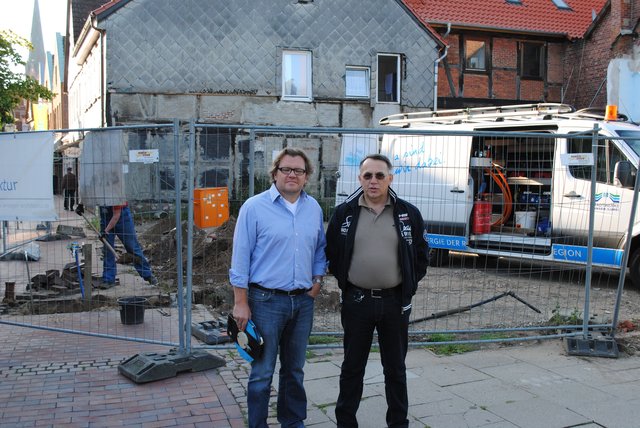 Jörg Kröger und Bauherr Veljko Skenderija freuen sich, dass der Bau endlich losgeht