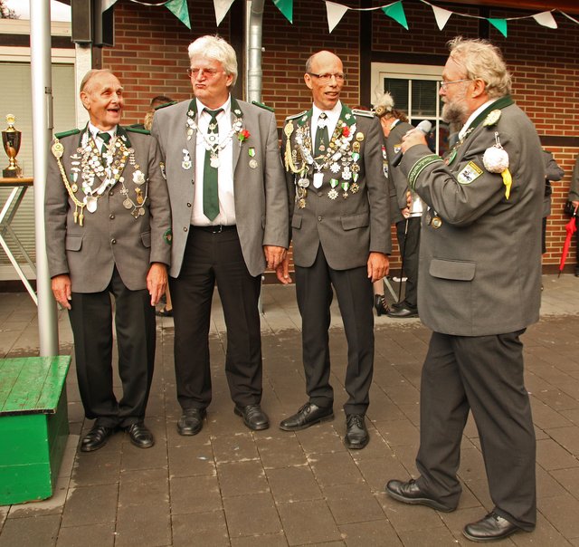 Präsident Peter Krause (re.) mit den höchsten Würdenträgern der männlichen Schützen (v.li.): Emil Jahnke (Bester Mann Freihand), John Heinrichs (Vogelkönig) und Gunnar Klindt (Bester Mann Auflage)