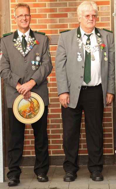 Bernd Meinke (li.), bester Schütze aus dem Rathaus, mit Vogelkönig John Heinrichs