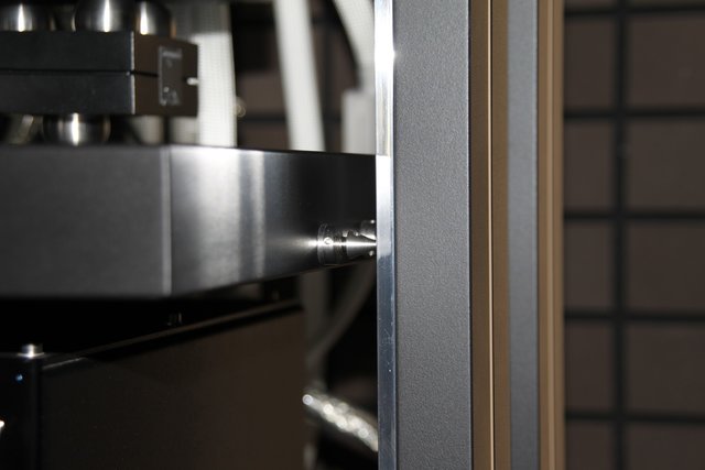 Die HiFi-Bausteine stehen auf vibrationsfrei gelagerten Regalen