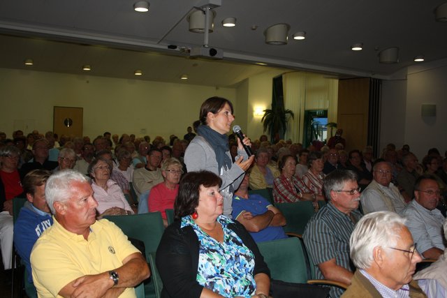 Der Saal im Meckelfelder Helbach-Haus war bis auf den letzten Platz besetzt