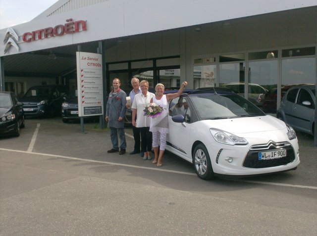 Große Freude bei der Auslieferung (v. li.): Meister Lars Engel, Werner Führer, Geschäftsführerin Petra Heintzen  und Ingrid Führer | Foto: oh