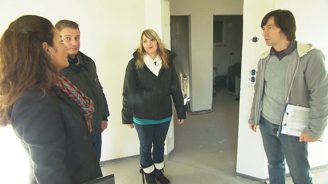 Anwältin Manuela Reibold-Rolinger, das Bauherrenpaar Steven und Alisa sowie Bauprofi John Kosmalla besprechen, was zu tun ist | Foto: RTL II