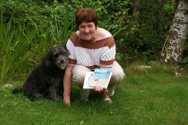 Gisela Prouza mit ihrem Hund Struppi