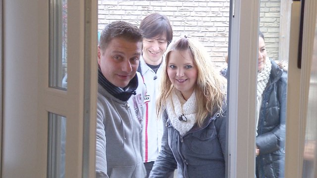 Ein glücklicher Moment: Steven Ziemer und Alisa Schwarzer betreten ihr fertiges Haus | Foto: RTL II
