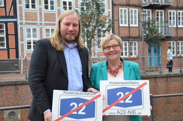 Autobahnkritiker beim Besuch in Stade: der Bundestagsabgeordnete Dr. Anton Hofreiter und die hiesige Grünen-Bundestagskandidatin Eva Viehoff | Foto: Die Grünen