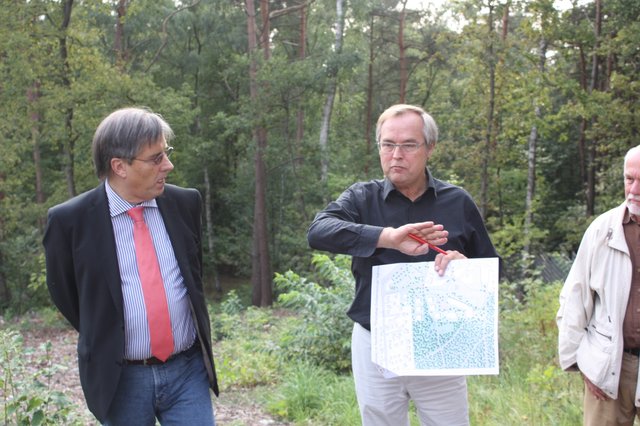 Krankenhaus-Geschäftsführer Norbert Böttcher (v. li), Planer Thomas Tradowsky und FDP-Ratsherr Jürgen Kempf