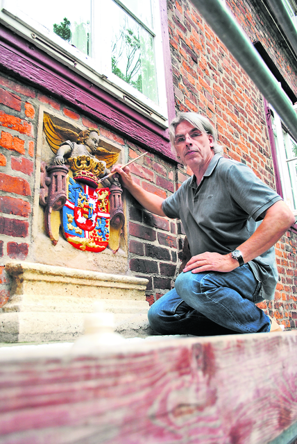Verpasst dem Wappen über dem Schlosseingang den letzten Feinschliff: Restaurator Peter Furmanek