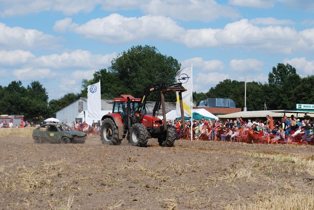 Mit dem Trecker wurde das Auto abgeschleppt