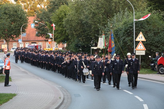 Mit einem großem Ummarsch zogen die Feuerwehrleute zum Ort der feierlichen Anwärtervereidigung | Foto: Feuerwehr