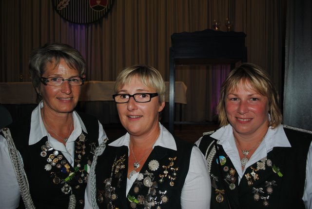 Königin Gaby Schier und ihre Adjutantinnen Karin Röhrs (li.) udn Birgit Glomb