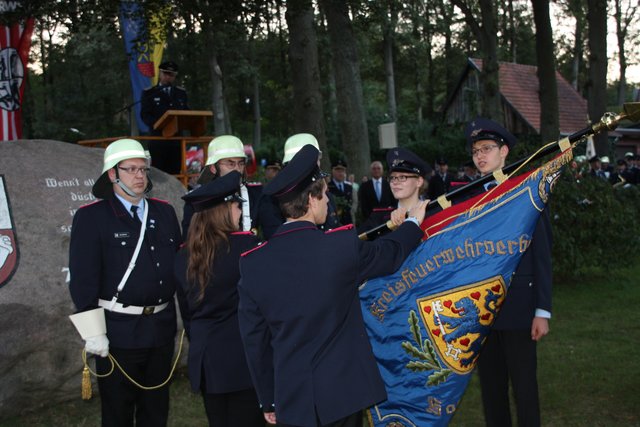 Mit einem feierlichen Gelöbnis auf die Fahne des Kreisfeuerwehrverbandes hielten diese vier jungen Feuerwehrleute stellvertretend für alle 217 neuen Feuerwehrleute ihren Vereidigungsspruch für den Dienst in der Feuerwehr | Foto: Feuerwehr