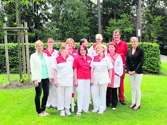 Sie sind  von Anfang an dabei: (v. li. vorne) Andrea Buro, Annette Ziemke, Angela Beckmann, Yolanta Zorek, Mina Motyl. 
Hinten v. li.: Nicola Kurtz, Anita Mausch, Ana-Maria Alkewitz, Olga Dombowski, Thomas Schoßau und Manja Mück