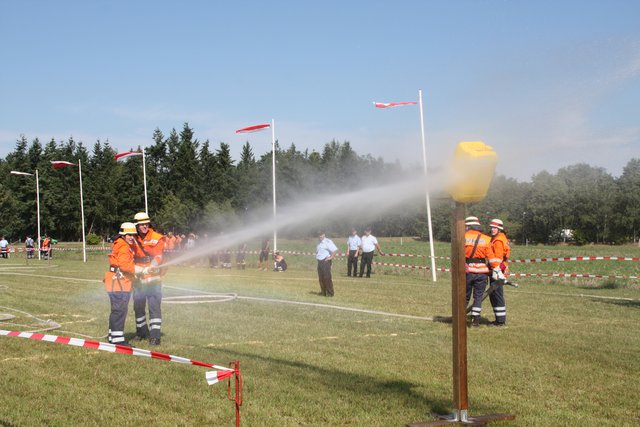 Mit einem gezielten Wasserstrahl mussten Kanister von Ständern „geschossen“ werden | Foto: Feuerwehr