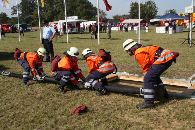 Die Gruppen mussten auf Zeit eine Wasserversorgung aufbauen | Foto: Feuerwehr