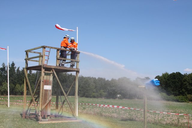 Ein Trupp "beschoss" die Kanister mit dem Wasserstrahl vom Turm aus | Foto: Feuerwehr