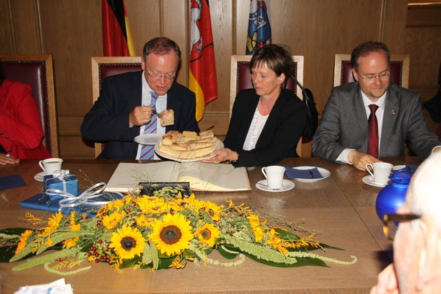 Bürgermeisterin Silvia Nieber reichte dem Ministerpräsidenten Stephan Weil (li.) Altländer Butterkuchen an. Rechts im Bild: Bundestagskandidat Oliver Kellmer aus Stade