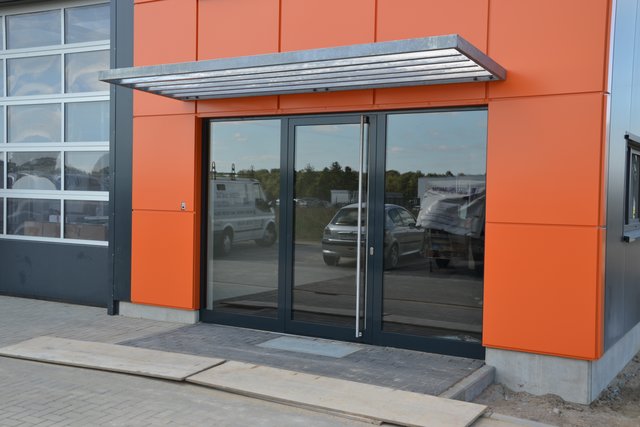 Der Kundeneingang des neuen Werkstattgebäudes