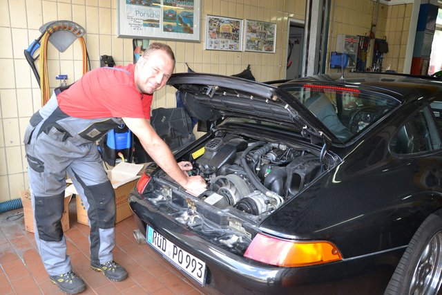 Kfz-Meister Dirk Hennings an einem Porsche 911