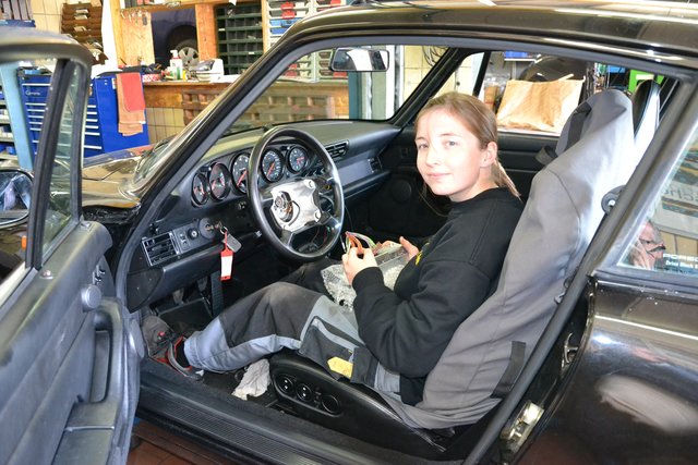 Kfz-Mechatronikerin Yvonne Petersen lernte im Betrieb von Jens Hatje