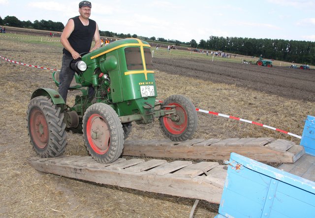 Der Acker ist bestellt: Rüdiger Lemcke fährt seinen Trecker auf den Hänger
