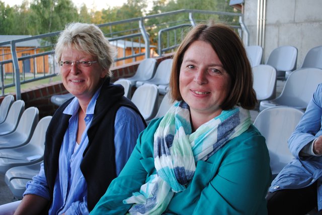 "Wir haben den Abend genossen": WOCHENBLATT-Verlosungsgewinnerin Christina Döscher (li.) und ihre Schwester Henrike Kissmann