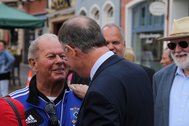 Trafen sich zufällig am Fischmarkt: HSV-Kult-Masseur Hermann Rieger (li.) und der Landesvater Stefan  Weil