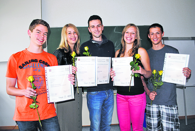 Sie haben die Prüfungen für das "Cambridge Certificate" mit Bravour bestanden (v.l.): Jan, Sarah, Enis, Lara und Jonas | Foto: tk
