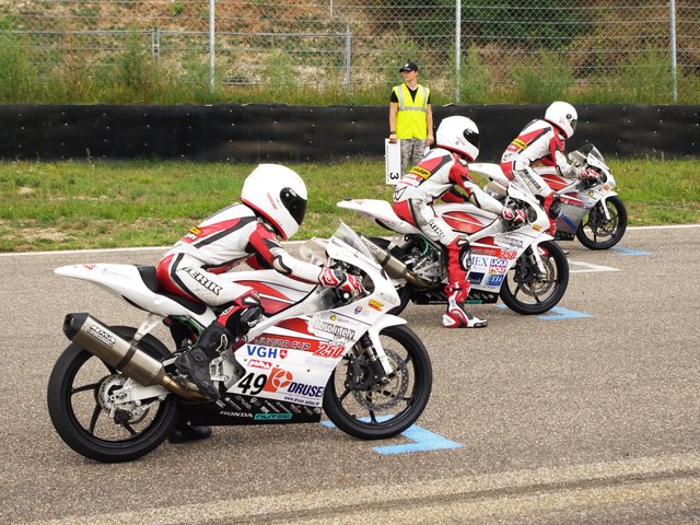 Motorradrennfahrer Philipp Freitag (16) rast erstmals auf einen ...